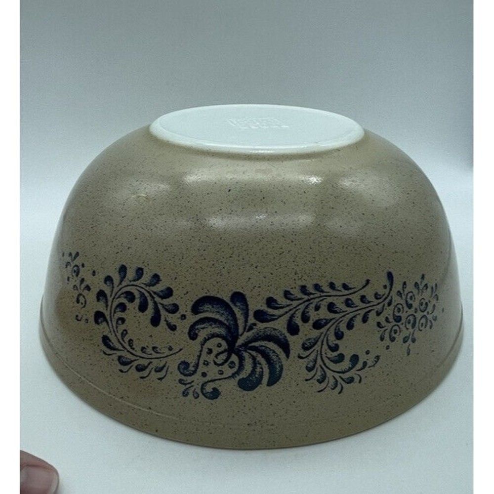 Vintage Pyrex 4 Quart Homestead Pattern  No. 404 Tan and Blue - Excellent!